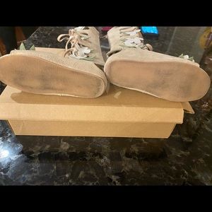 Cute little girl high sandals with little flower